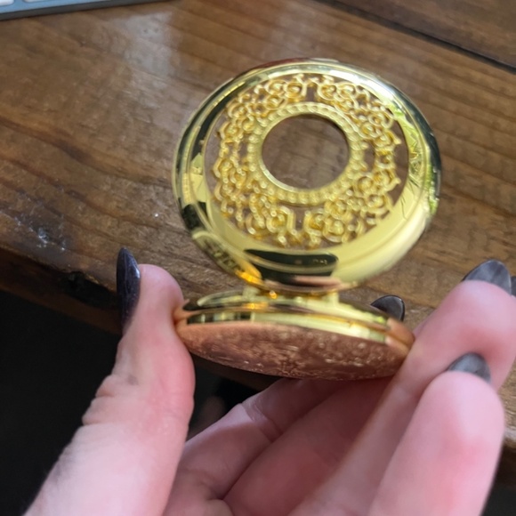 5/$45 Vintage Large 70s 80s Gold Tone Filigree Joy and Iman Pocket Watch C1 - Picture 8 of 11